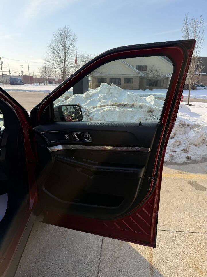 Used 2018 Ford Explorer XLT w/ Equipment Group 202A image 28