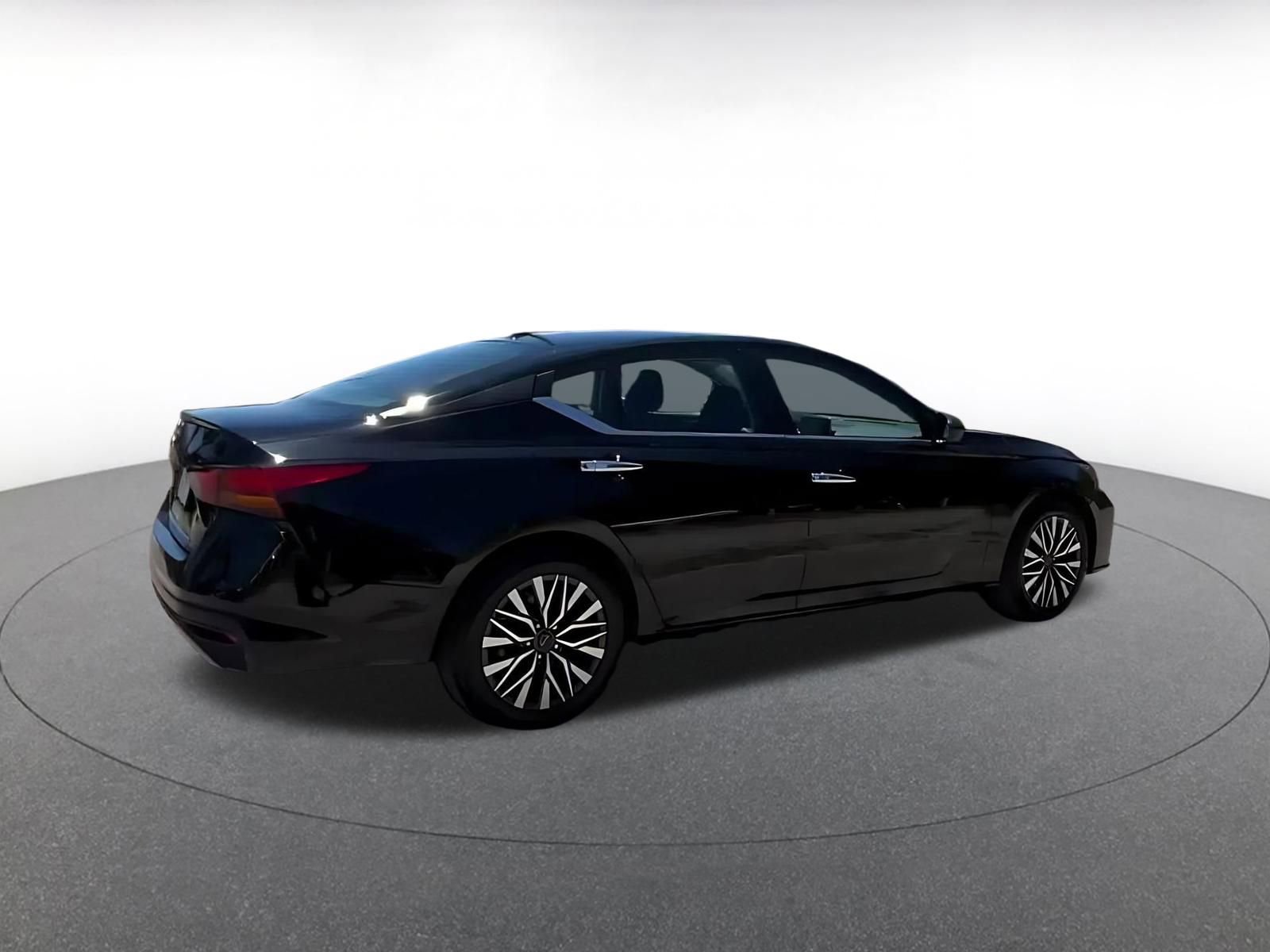 Used 2025 Nissan Altima 2.5 SV image 14