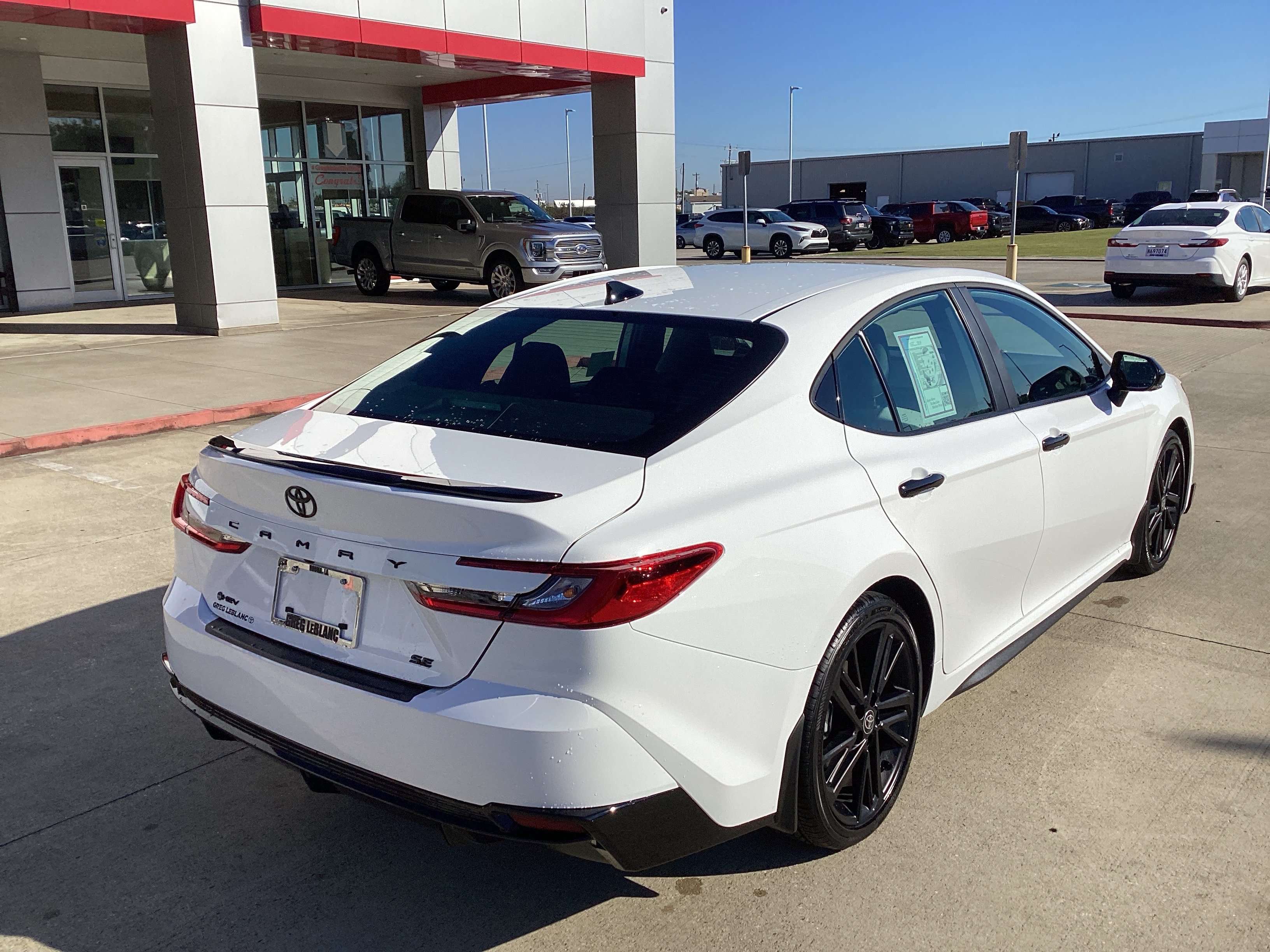 Used 2026 Toyota Camry Hybrid w/ Multimedia Upgrade Package FWD image 7