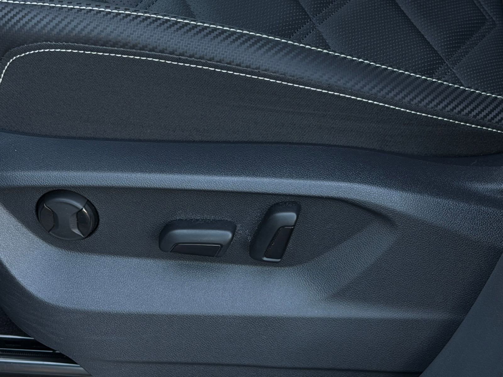 Used 2025 Volkswagen Atlas Cross Sport SE FWD image 24