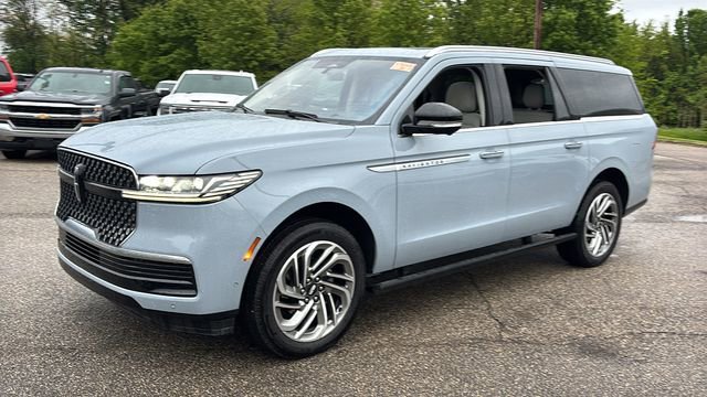 Used 2025 Lincoln Navigator L Reserve AWD/4WD image 2