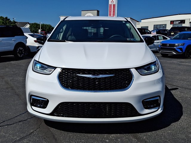 Certified 2024 Chrysler Pacifica Touring-L FWD image 2