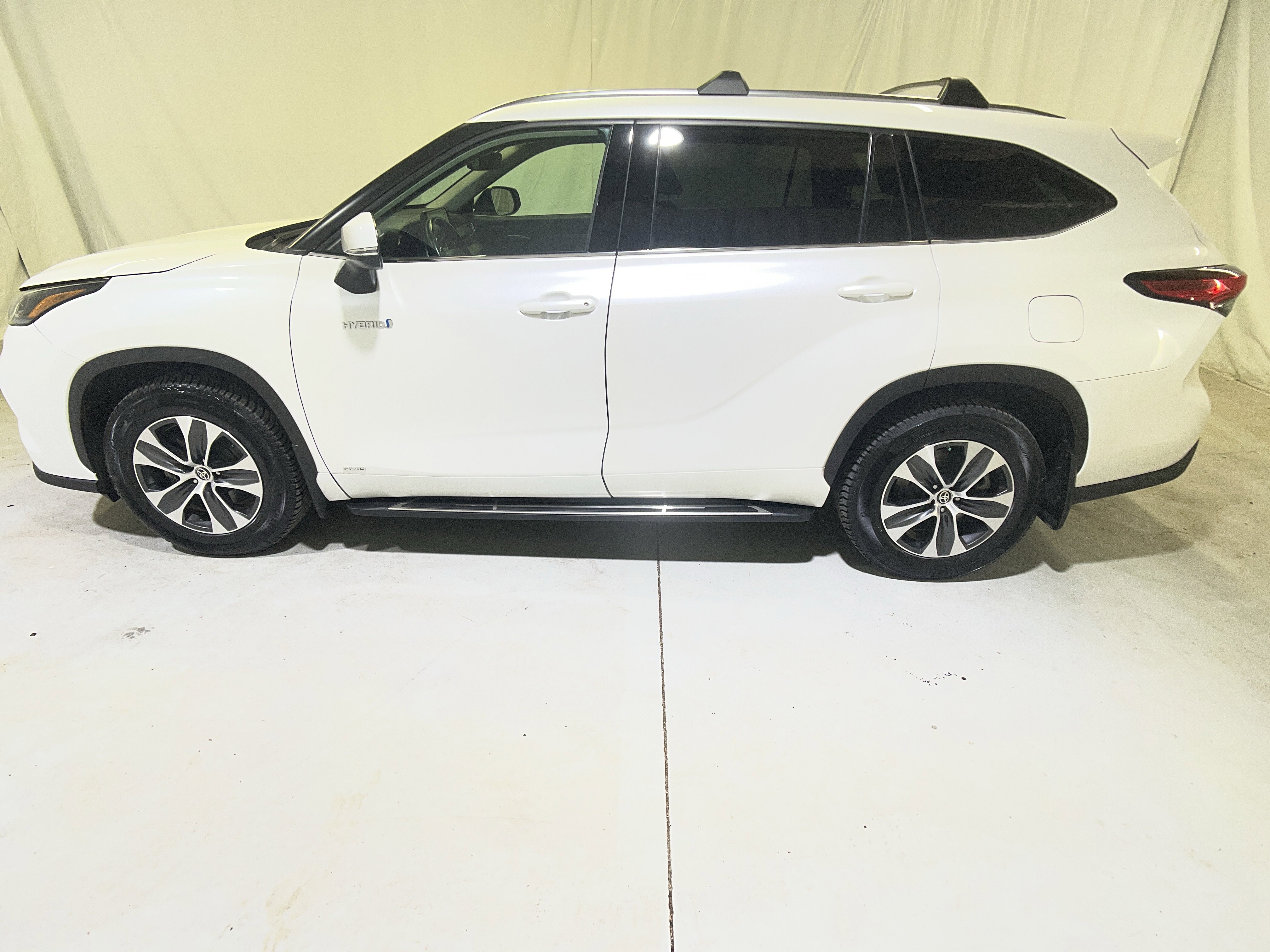 Used 2021 Toyota Highlander XLE AWD/4WD image 7