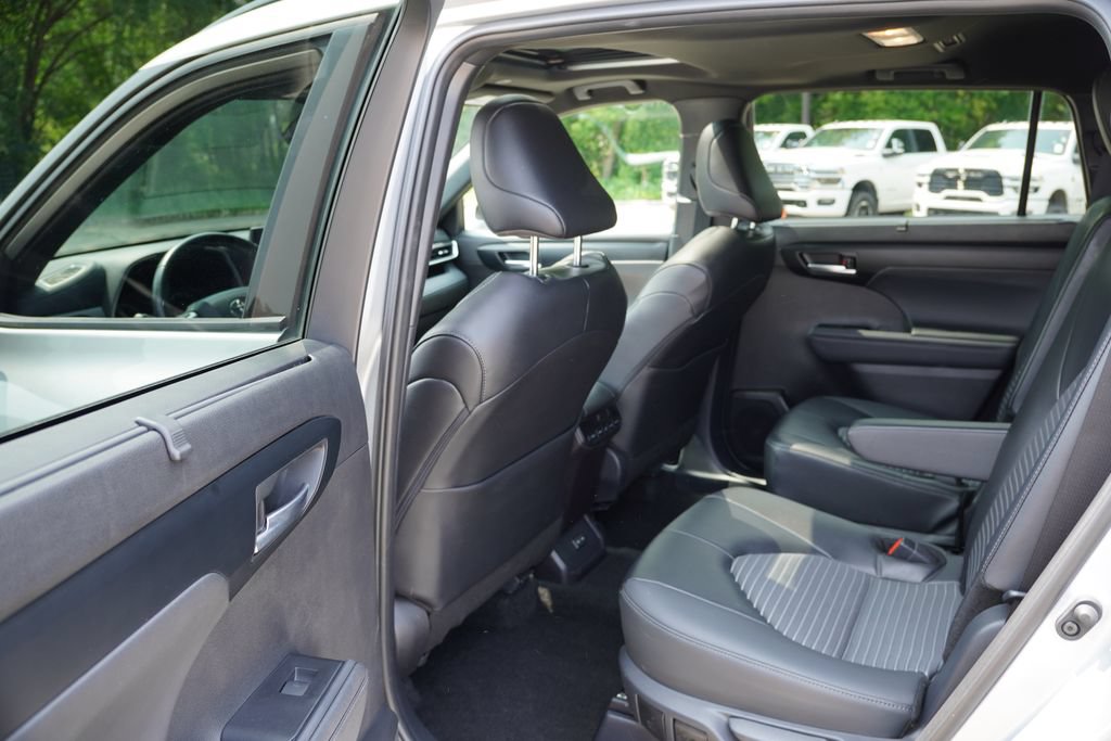 Used 2025 Toyota Highlander XSE AWD/4WD image 16