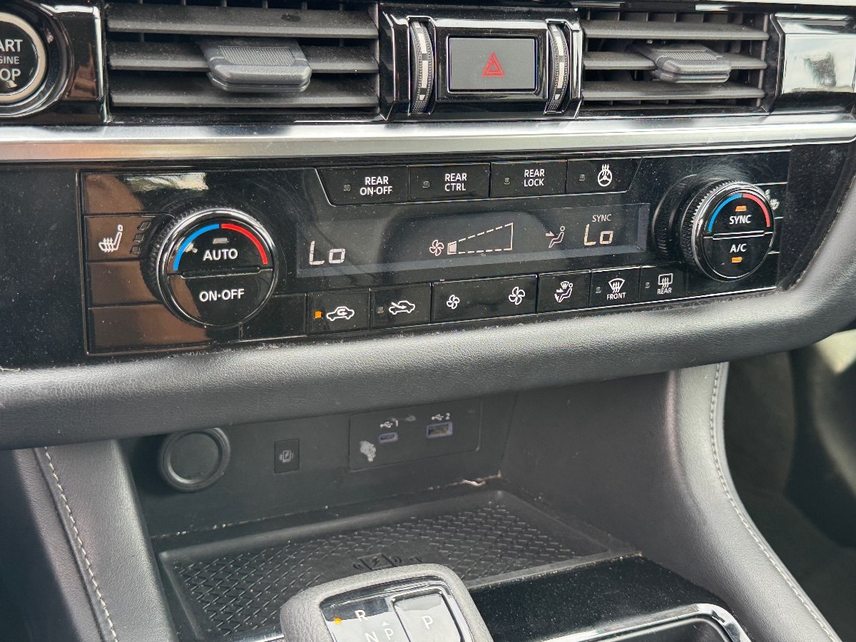 Used 2023 Nissan Pathfinder SL w/ Black Appearance Package FWD image 24