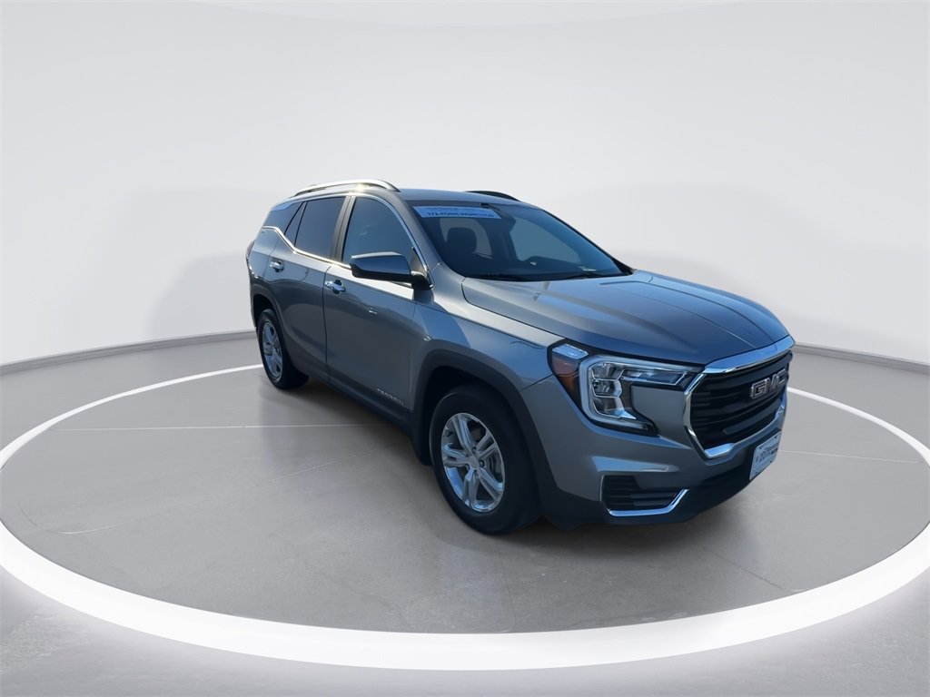 Used 2023 GMC Terrain SLE w/ Driver Convenience Package image 2