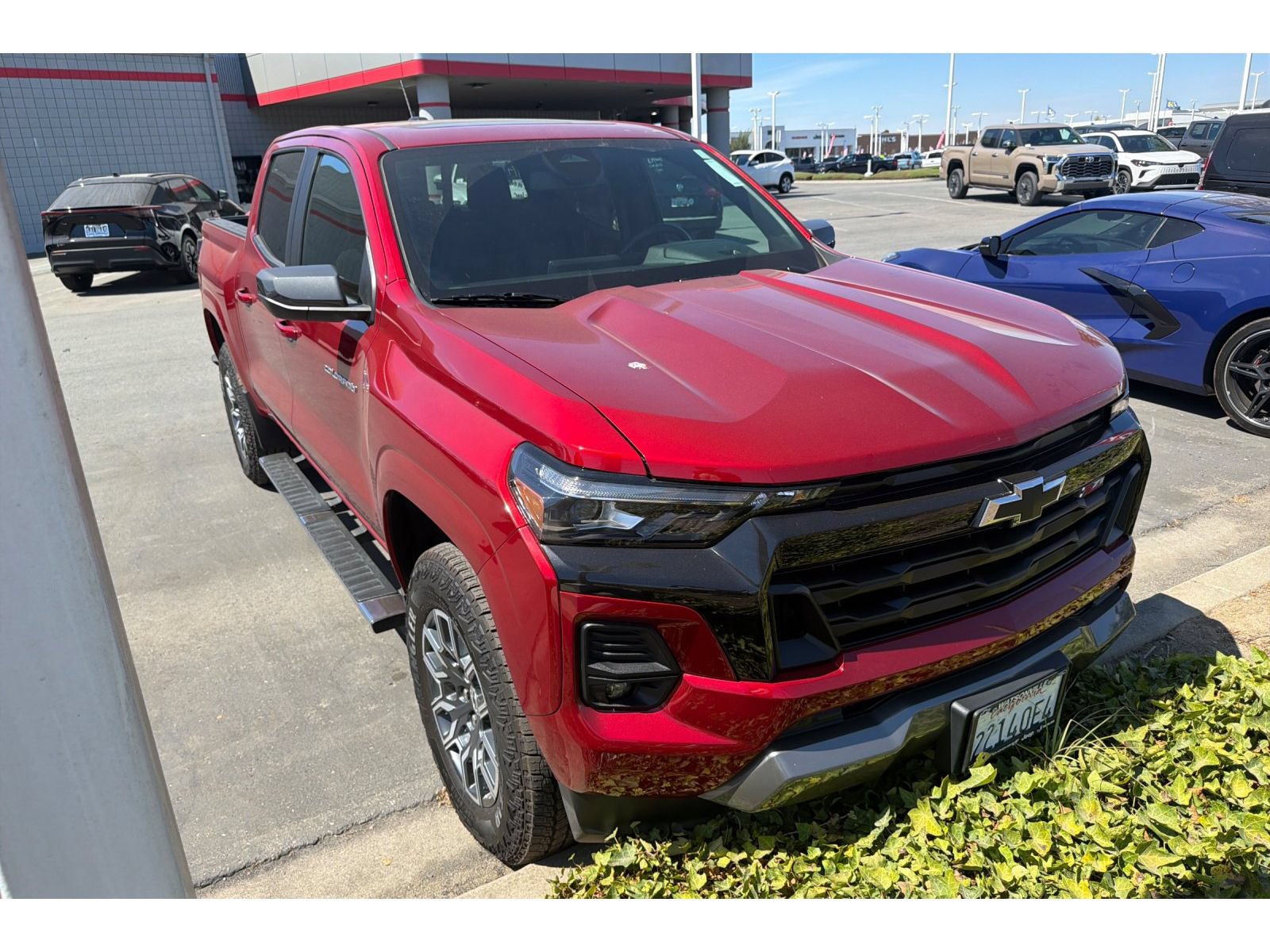 Used 2025 Chevrolet Colorado Z71 AWD/4WD image 2