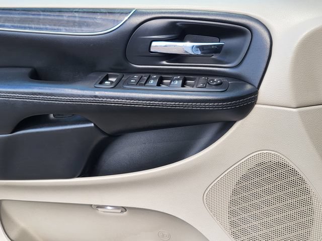 Used 2016 Chrysler Town & Country Touring FWD image 13