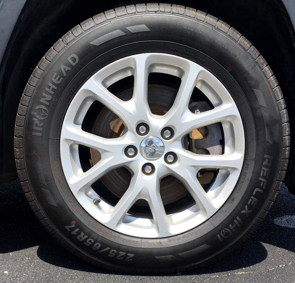 Used 2017 Jeep Cherokee Latitude w/ Safety/Convenience Group image 28