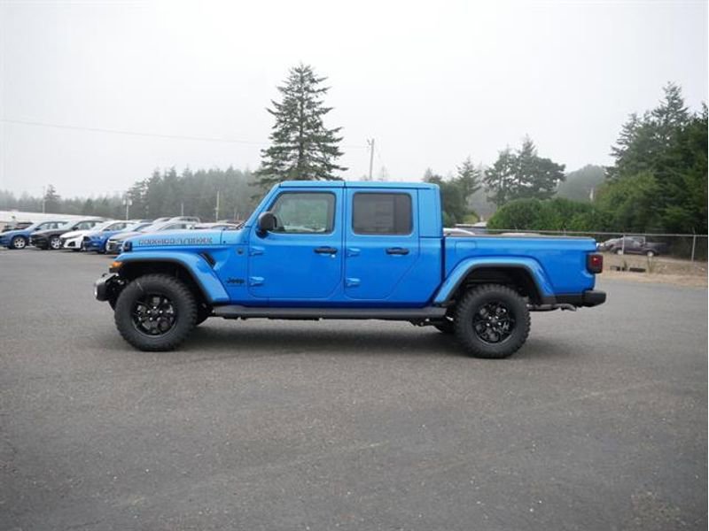 New 2025 Jeep Gladiator Sport image 2