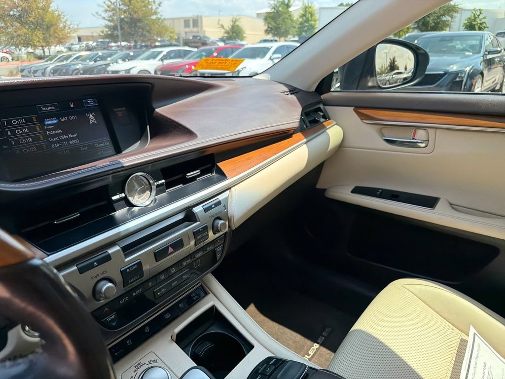 Used 2016 Lexus ES 300h w/ Luxury Package w/Wood Trim FWD image 25