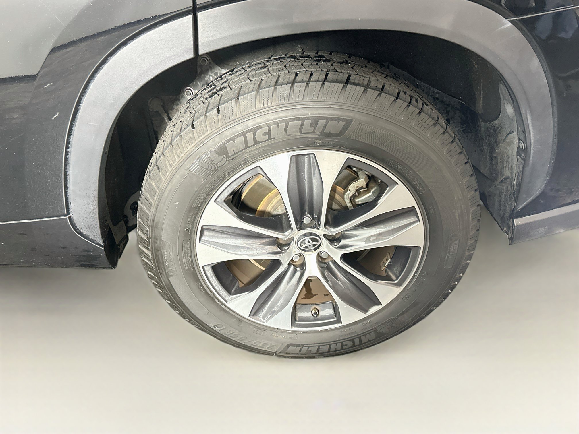 Used 2022 Toyota Highlander XLE FWD image 11