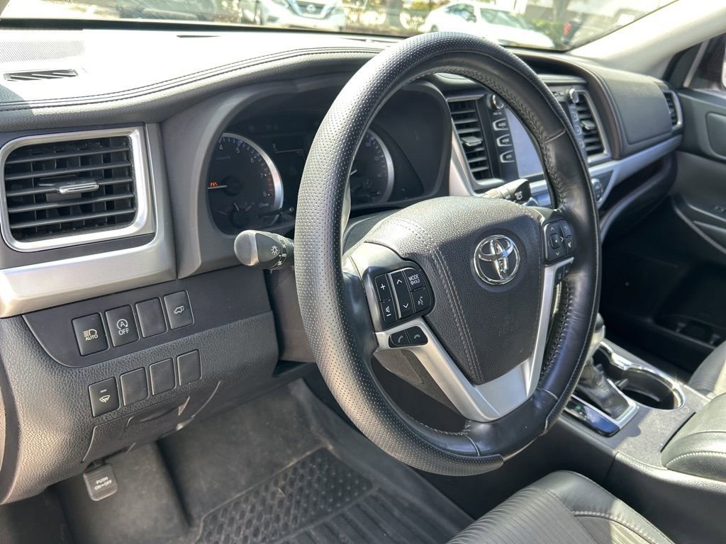 Used 2018 Toyota Highlander Plus FWD image 23