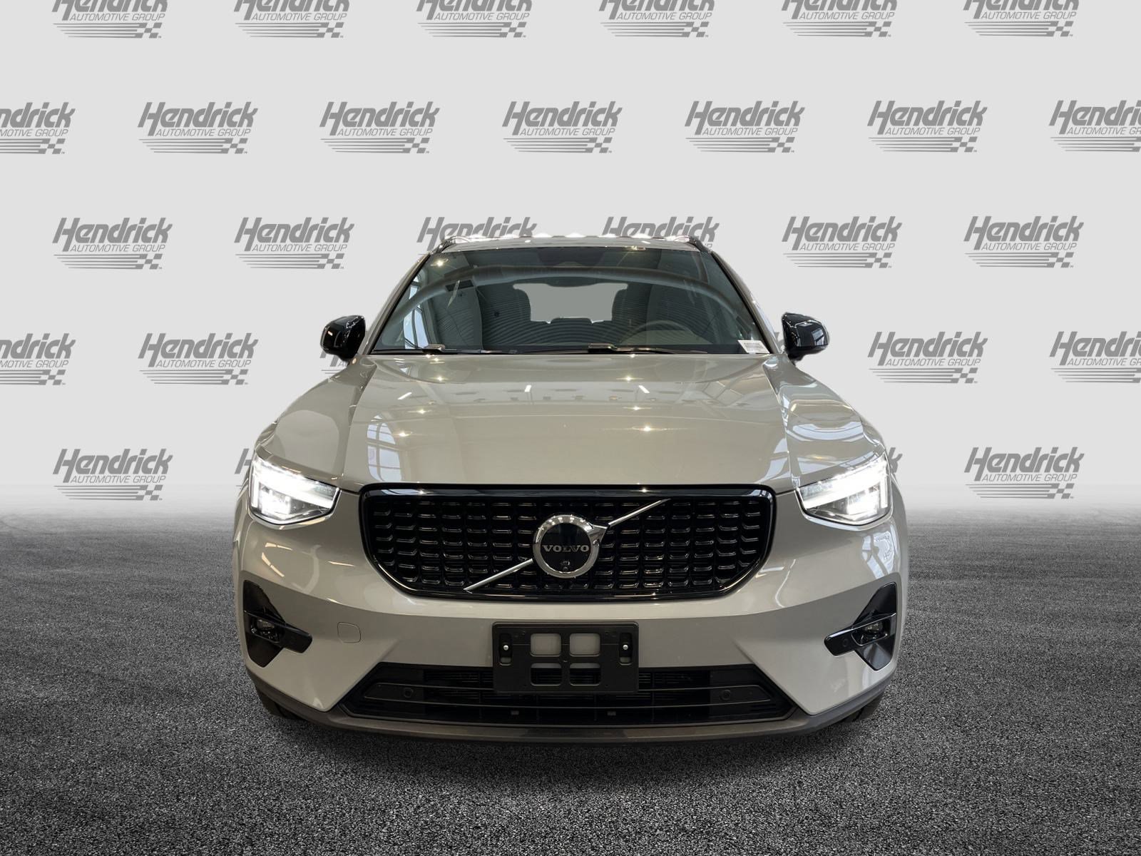 Used 2025 Volvo XC40 B5 Plus video 3