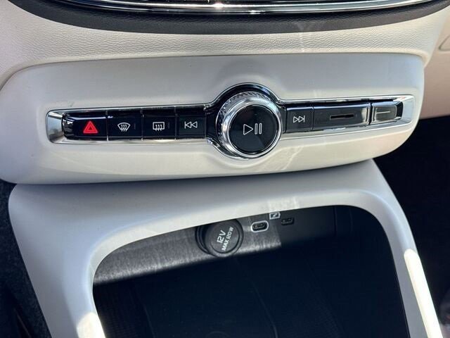 New 2024 Volvo XC40 B5 Plus w/ Protection Package Premier image 15