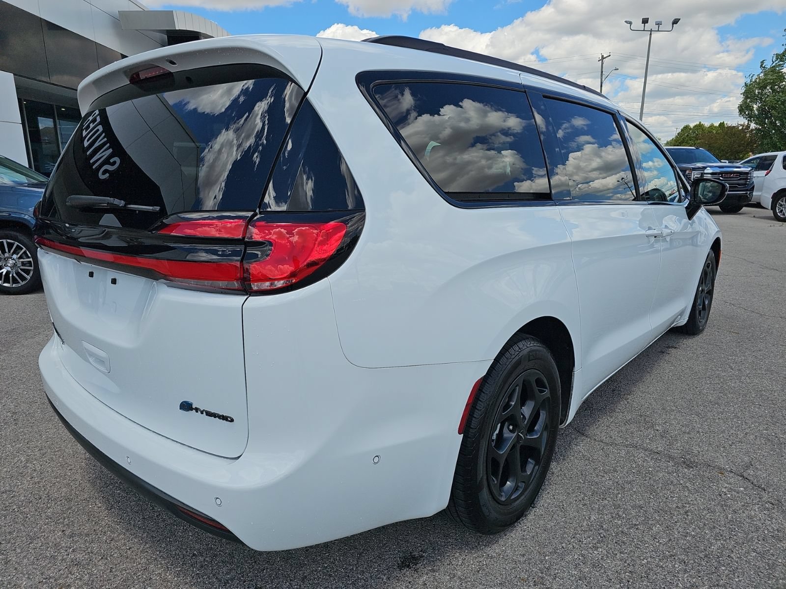 Used 2024 Chrysler Pacifica Premium FWD image 8