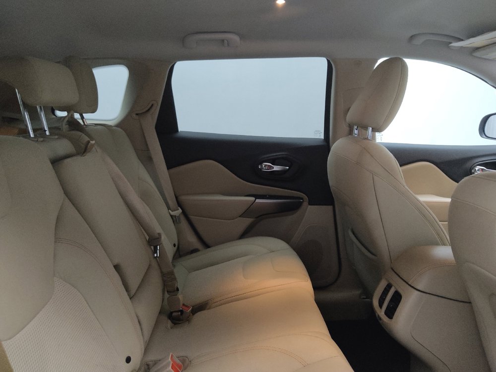 Used 2019 Jeep Cherokee Latitude w/ Popular Appearance Group FWD image 19