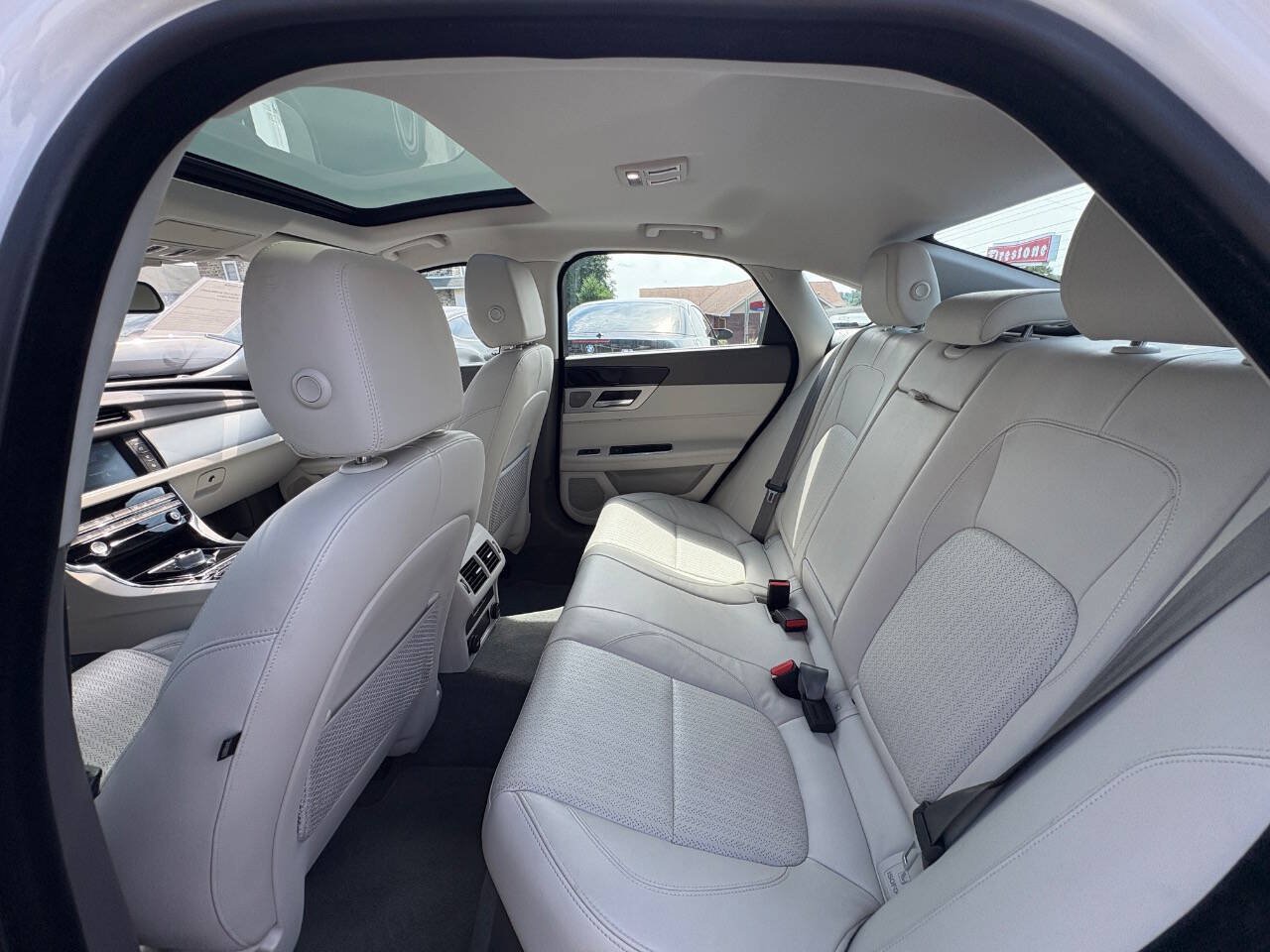 Used 2016 Jaguar XF Prestige AWD/4WD image 12