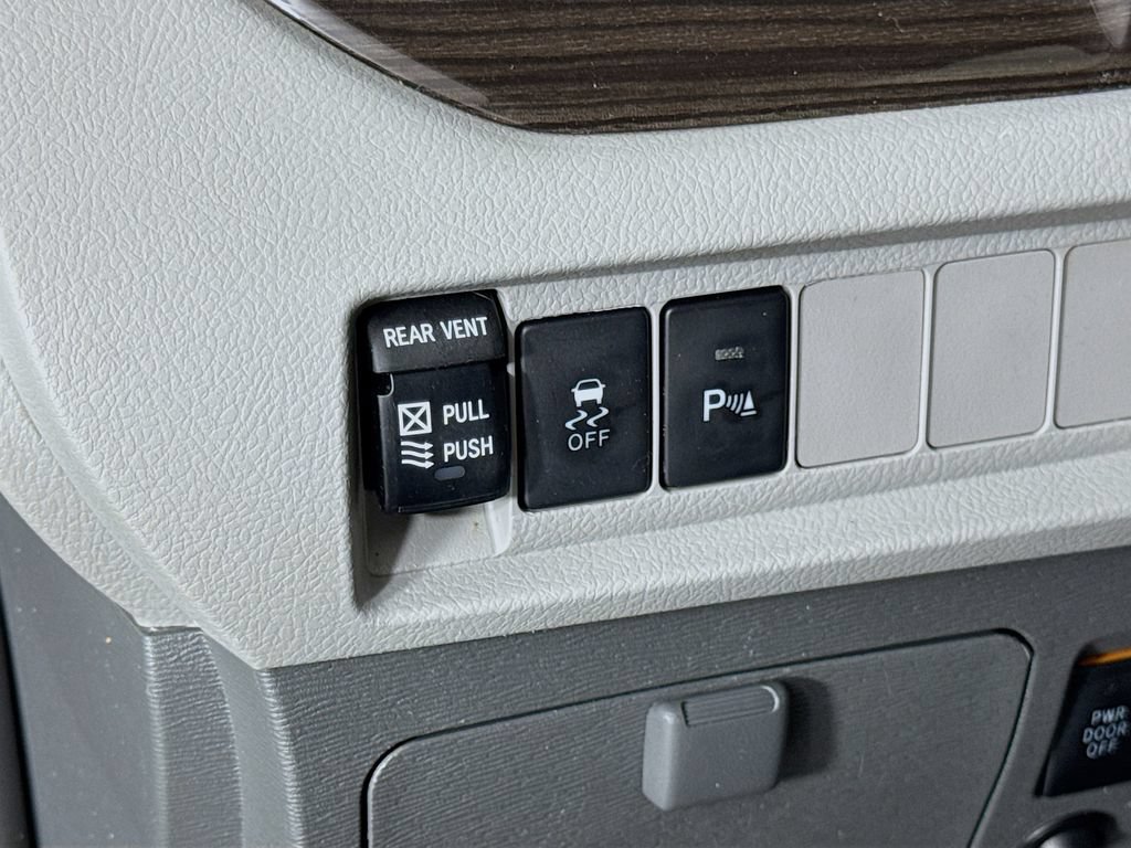 Used 2018 Toyota Sienna Limited FWD image 18