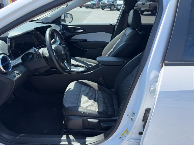 Used 2025 Chevrolet Trax LT w/ LT Convenience Package FWD image 10