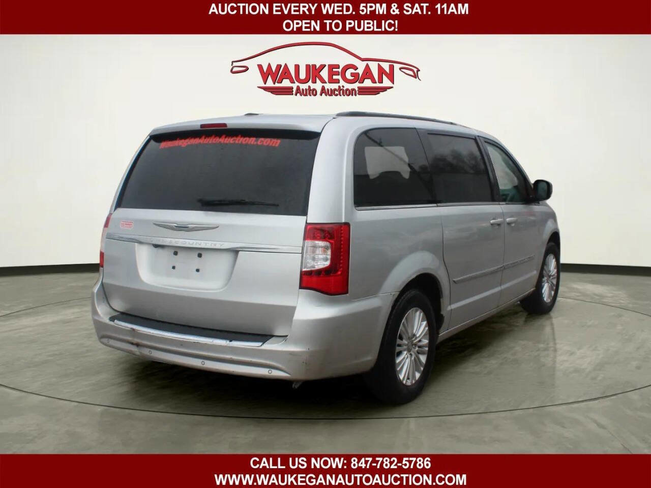 Used 2011 Chrysler Town & Country Touring-L w/ Entertainment Group #2 FWD image 4
