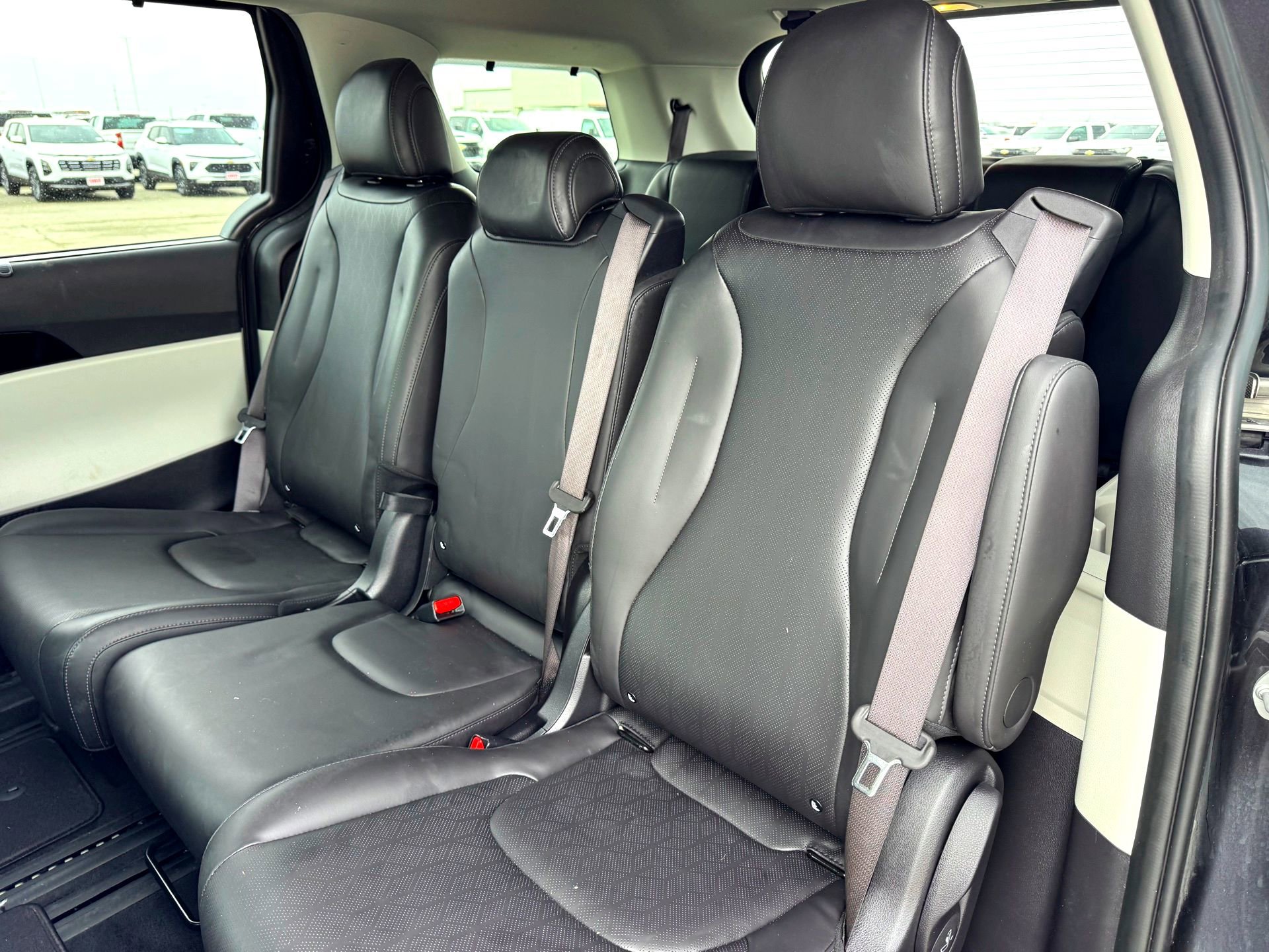 Used 2024 Kia Carnival EX image 17