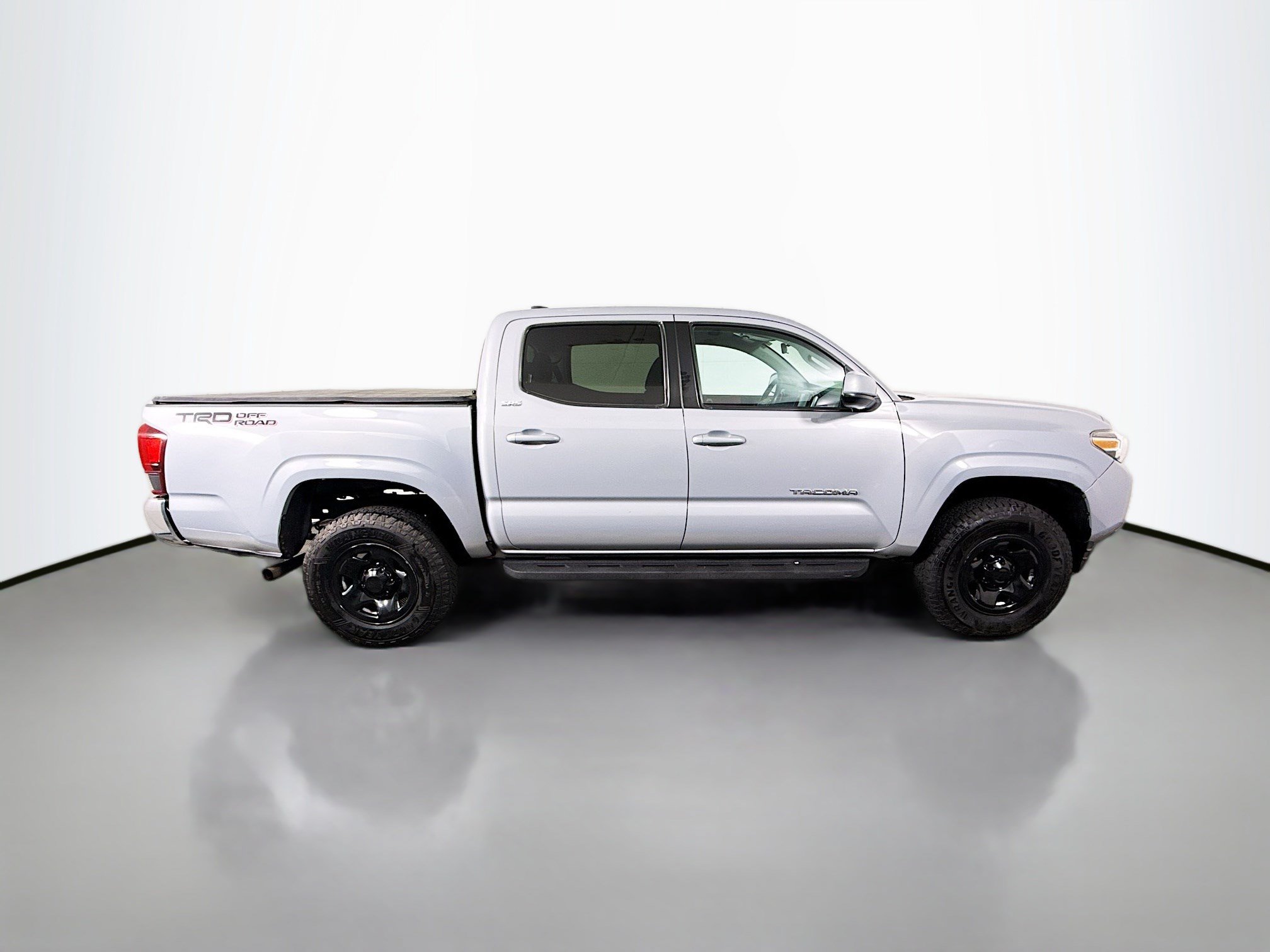 Used 2020 Toyota Tacoma SR5 RWD image 11