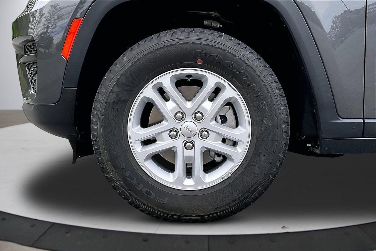 Used 2023 Jeep Grand Cherokee Laredo image 33