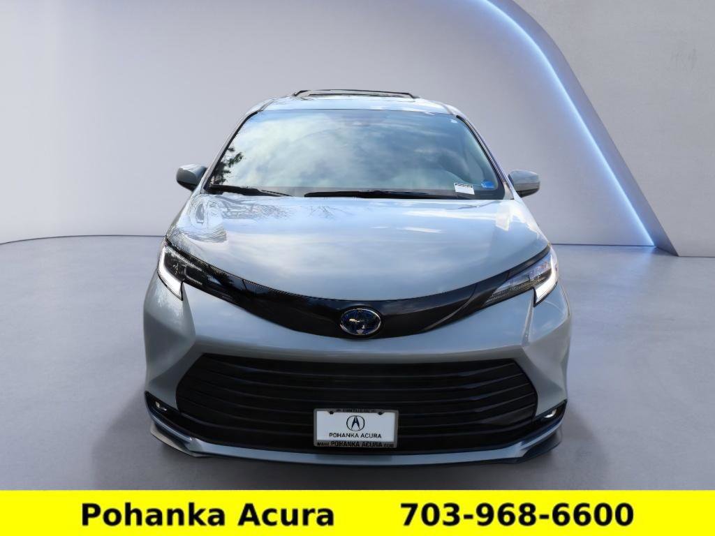 Used 2025 Toyota Sienna XLE Woodland Edition image 2