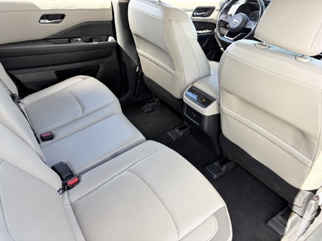 Used 2025 Nissan Pathfinder SL FWD image 15