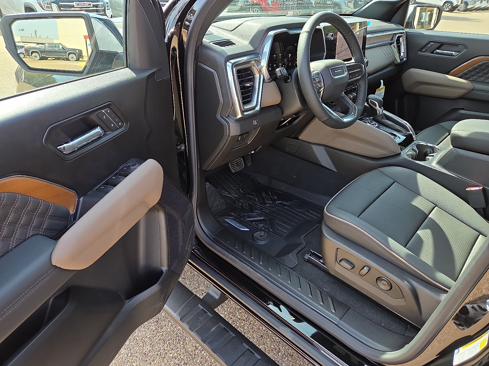 New 2026 GMC Canyon Denali w/ LPO, Denali Black Edition AWD/4WD image 11