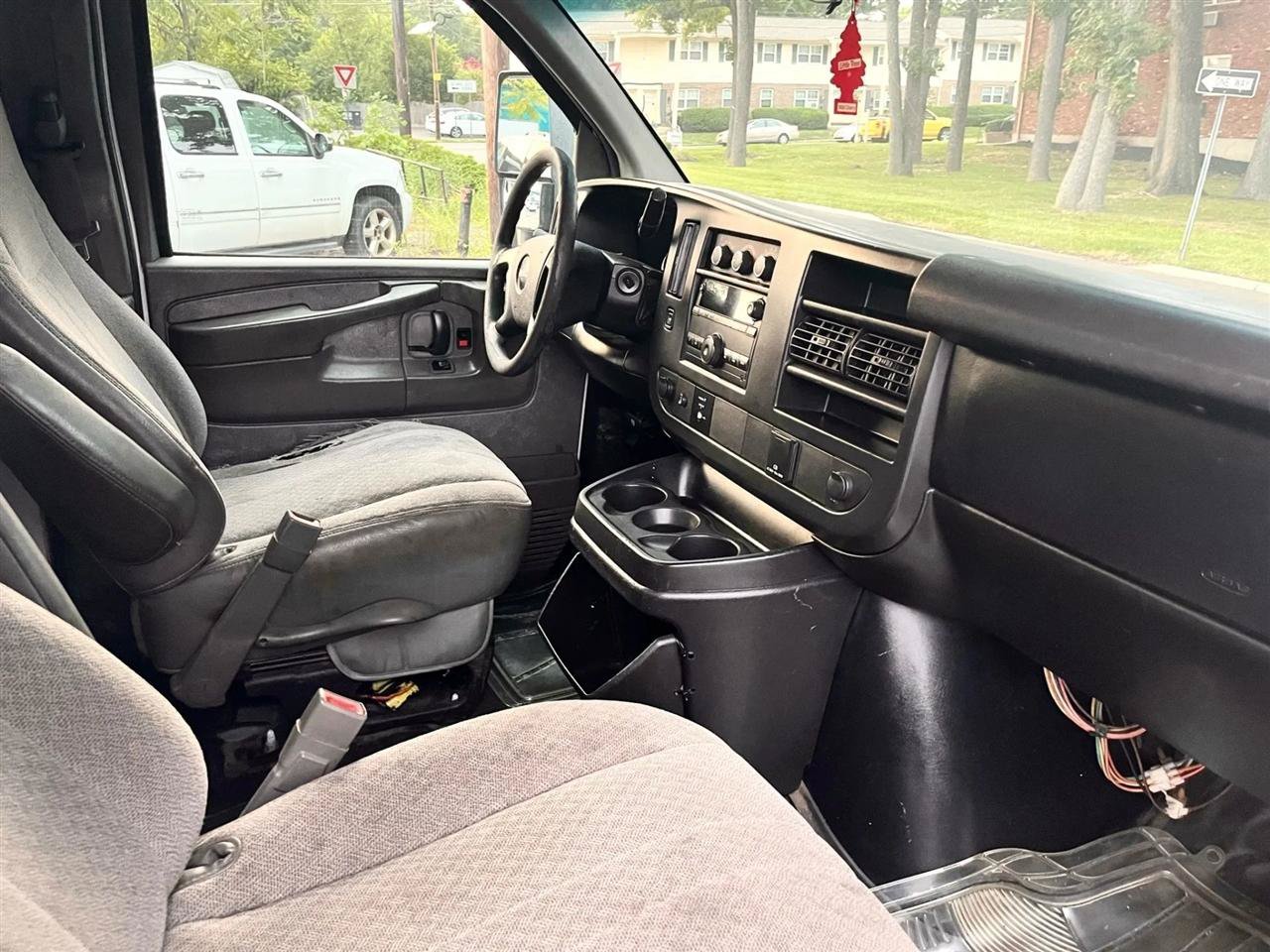 Used 2015 GMC Savana 3500 RWD image 3