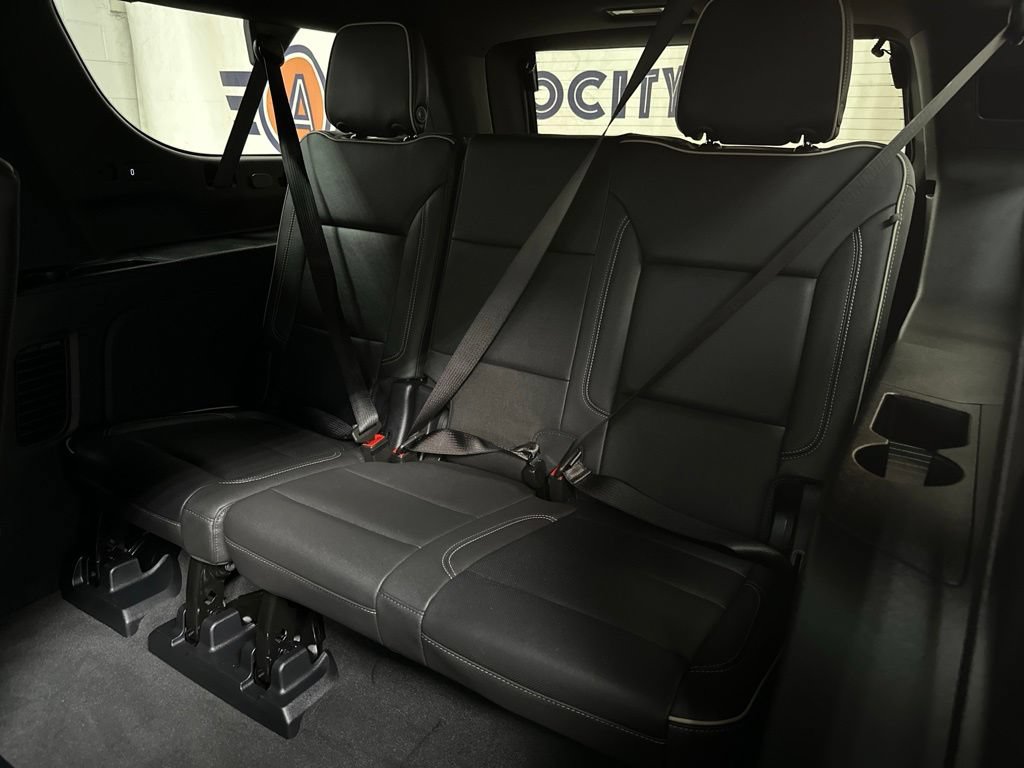 Used 2025 Chevrolet Suburban Premier AWD/4WD image 23