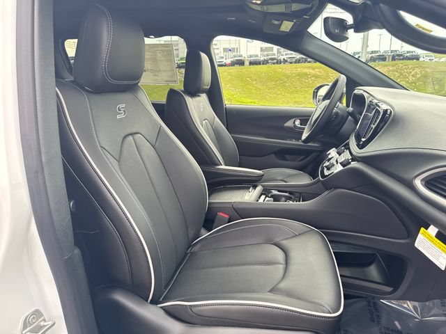 New 2027 Chrysler Pacifica Limited w/ S Appearance Package FWD image 30