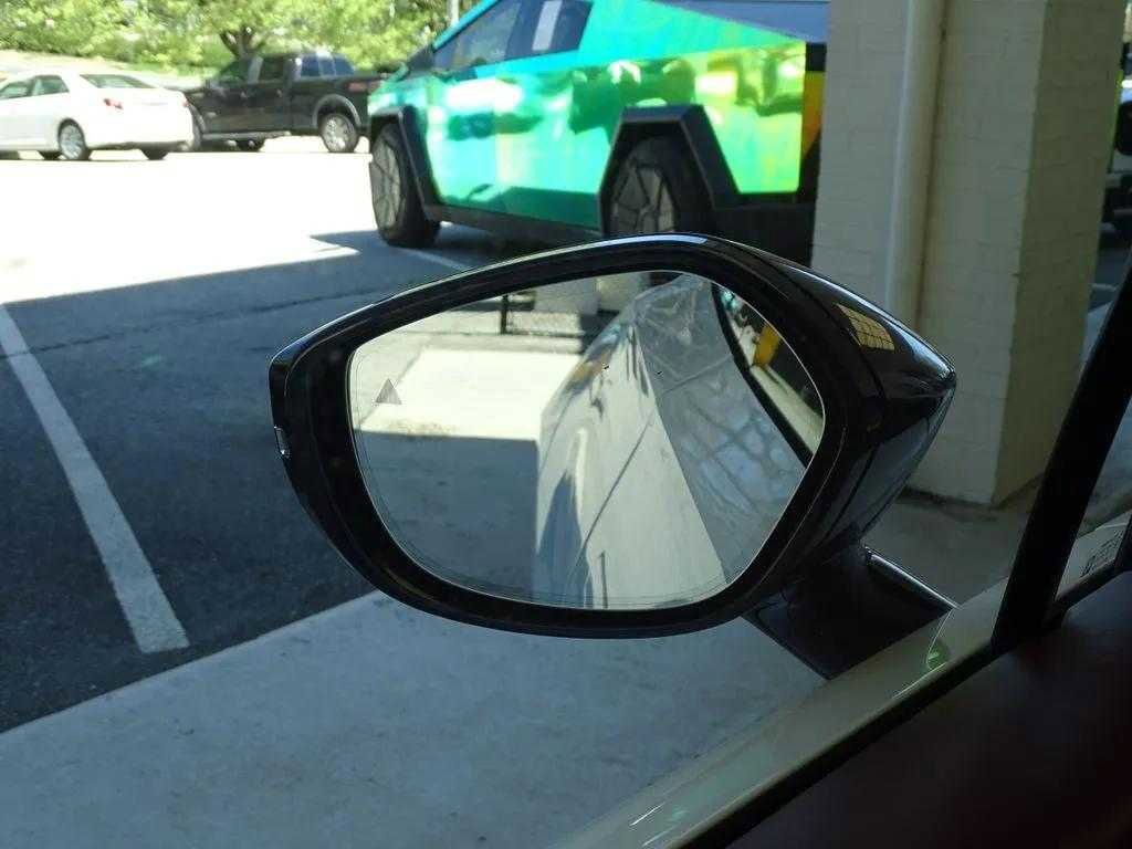 Used 2021 Aston Martin DBX image 43