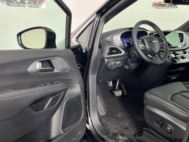 New 2026 Chrysler Voyager LX image 21