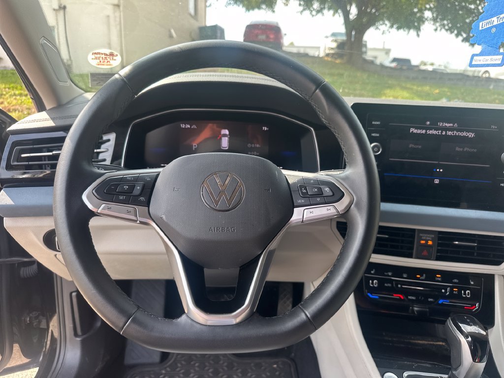 Used 2025 Volkswagen Jetta SE FWD image 40