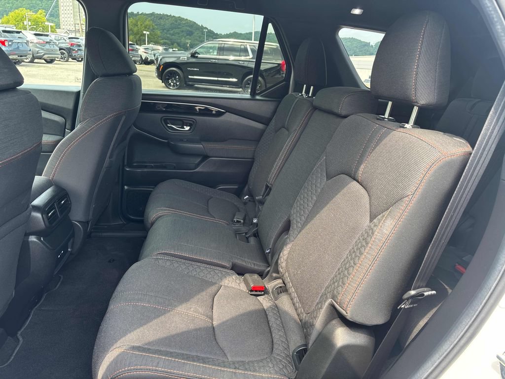 Used 2025 Honda Pilot Sport image 21