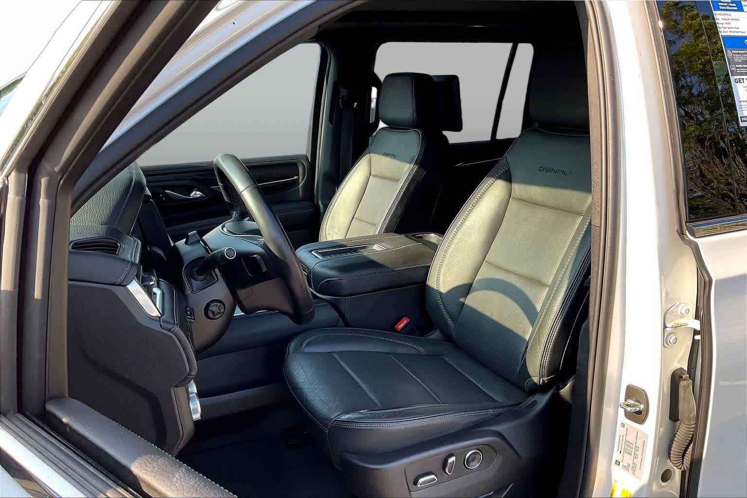 Used 2024 GMC Yukon XL Denali w/ Denali Reserve Package AWD/4WD image 8
