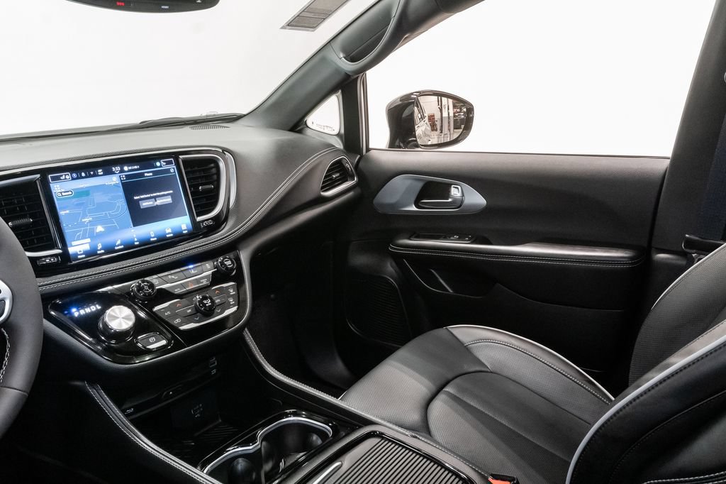 New 2026 Chrysler Pacifica Limited w/ Uconnect Theater Family Group FWD image 13