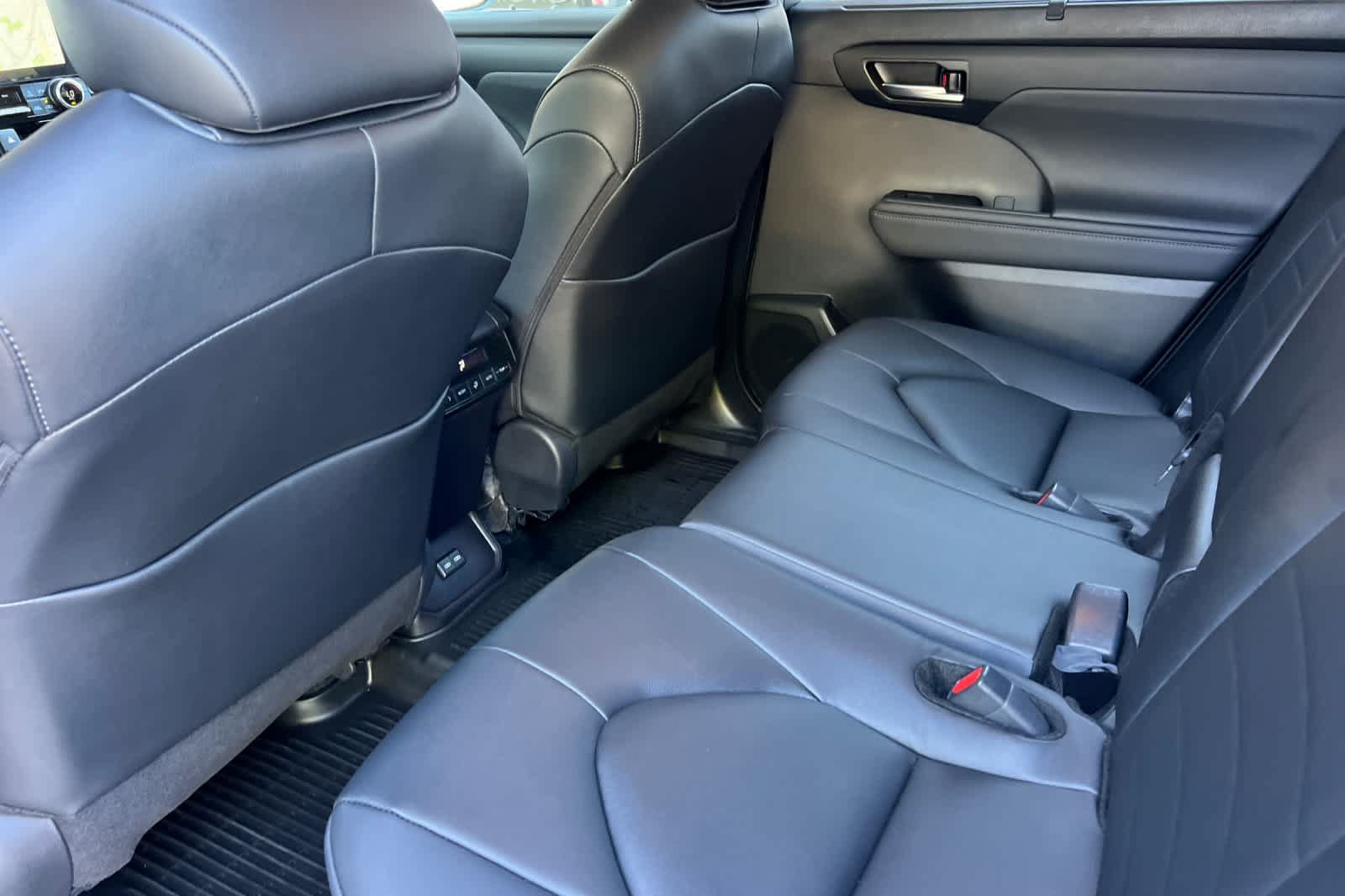 Used 2026 Toyota Highlander XLE AWD/4WD image 4