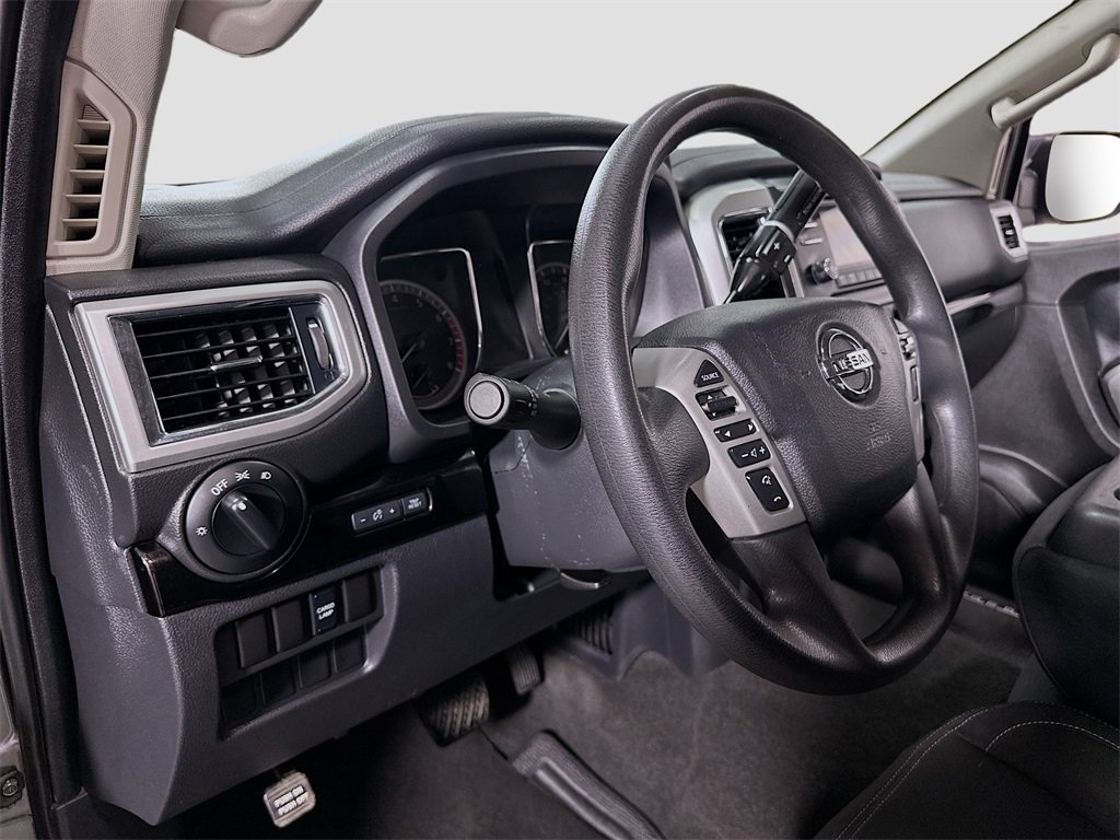 Used 2018 Nissan Titan SV image 10