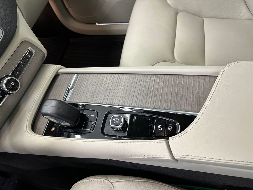 Used 2023 Volvo XC90 B5 Plus image 33