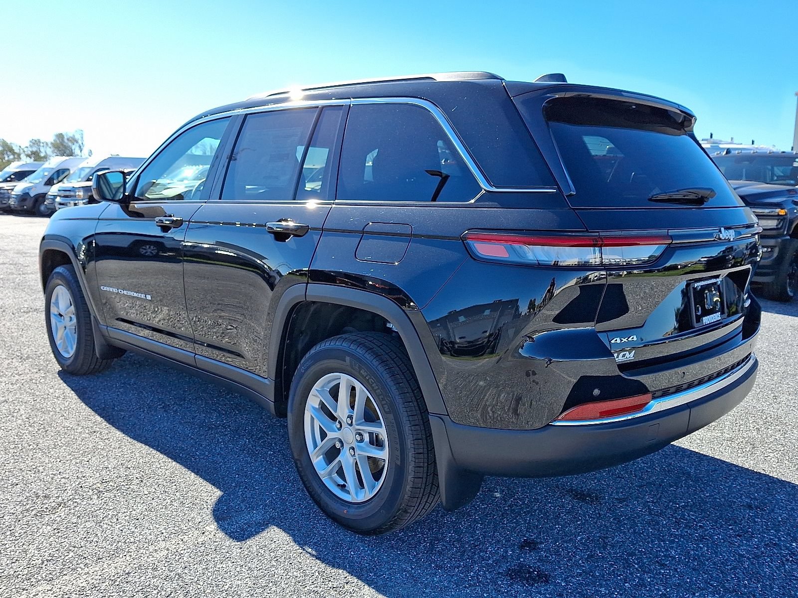 New 2025 Jeep Grand Cherokee Laredo w/ Luxury Tech Group I AWD/4WD image 3