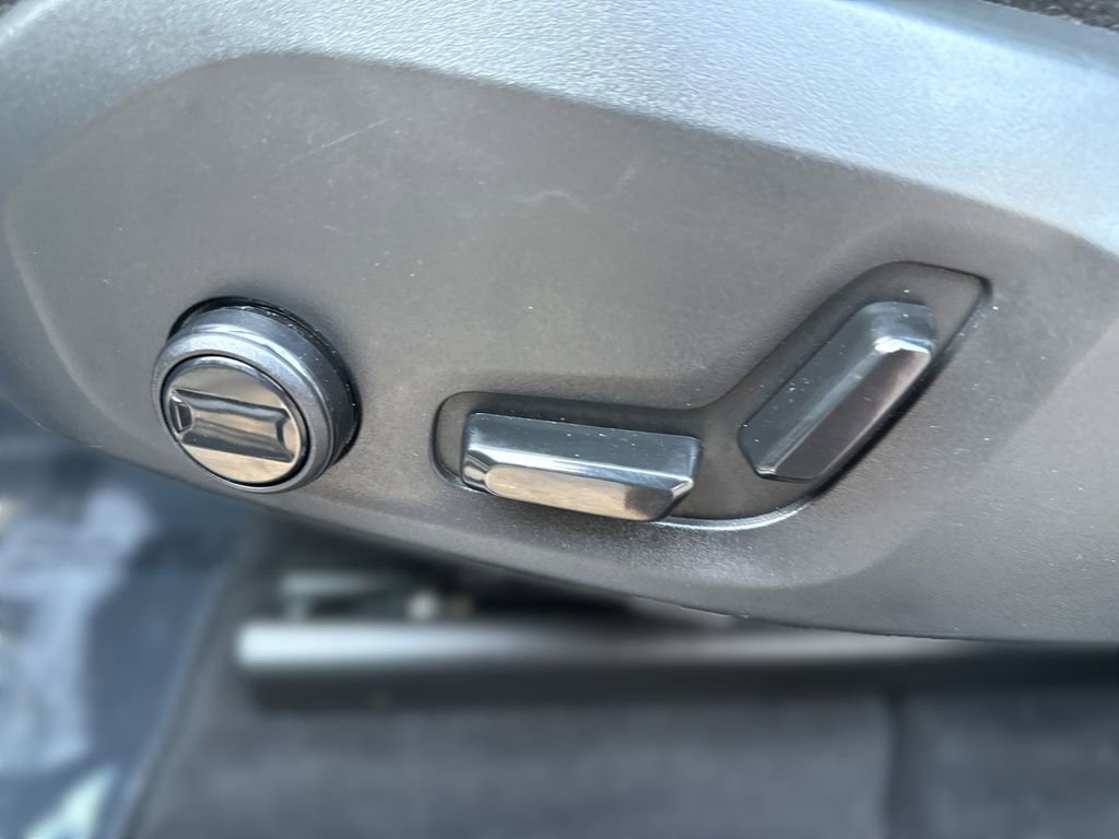 Used 2022 Volvo XC60 B5 Momentum image 14