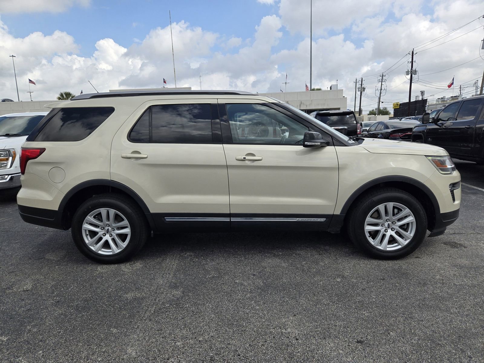 Used 2018 Ford Explorer XLT w/ Equipment Group 202A image 4