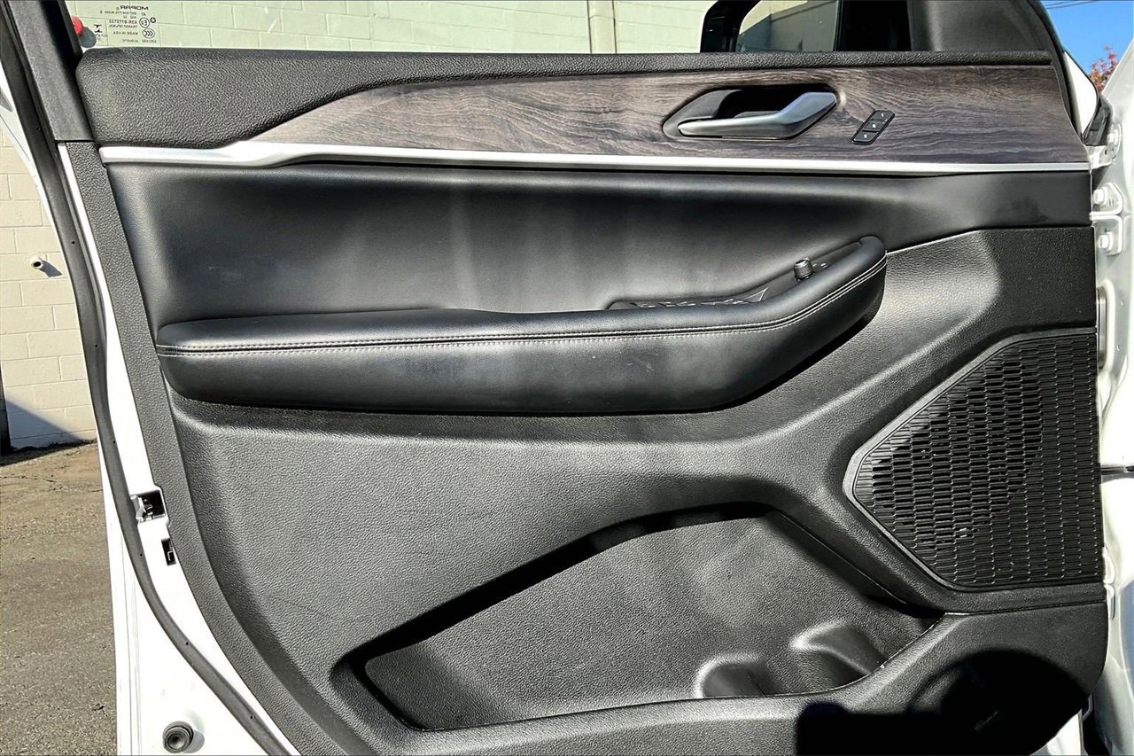 Used 2023 Jeep Grand Cherokee L Limited w/ Black Appearance Package image 26