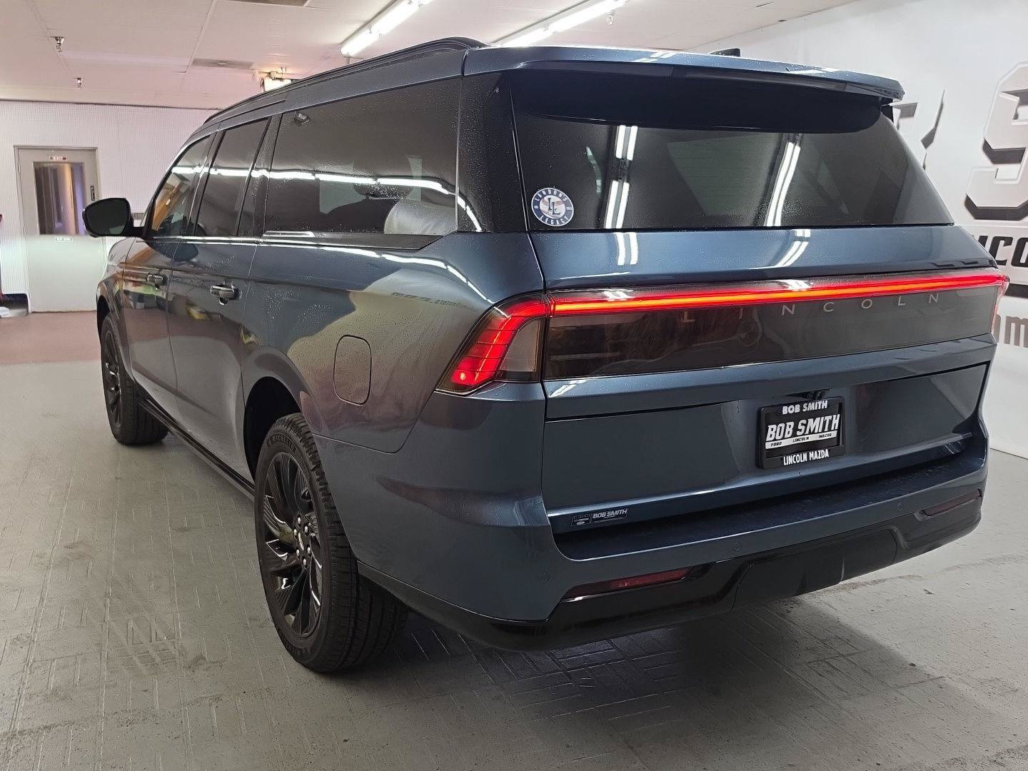 New 2027 Lincoln Navigator L Reserve w/ Jet Appearance Package AWD/4WD image 4