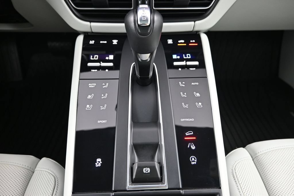Certified 2024 Porsche Macan AWD/4WD image 17