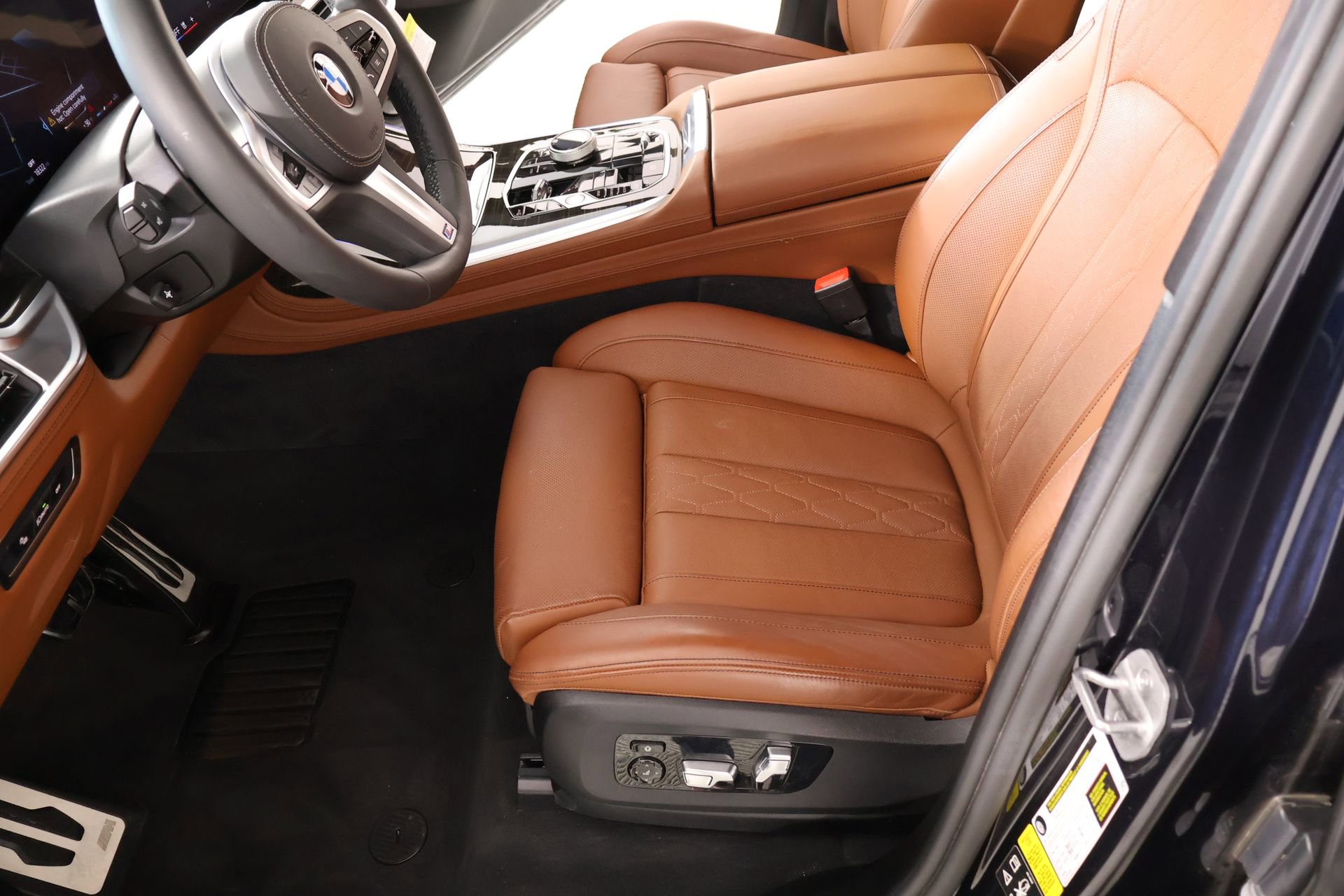 Used 2024 BMW X7 xDrive40i w/ M Sport Package AWD/4WD image 12